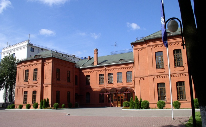 Hauptgebäude. Wikipedia