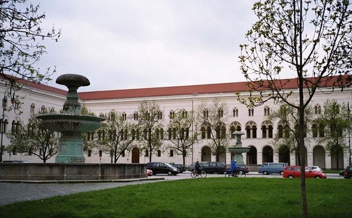Hauptgebäude. Wikipedia